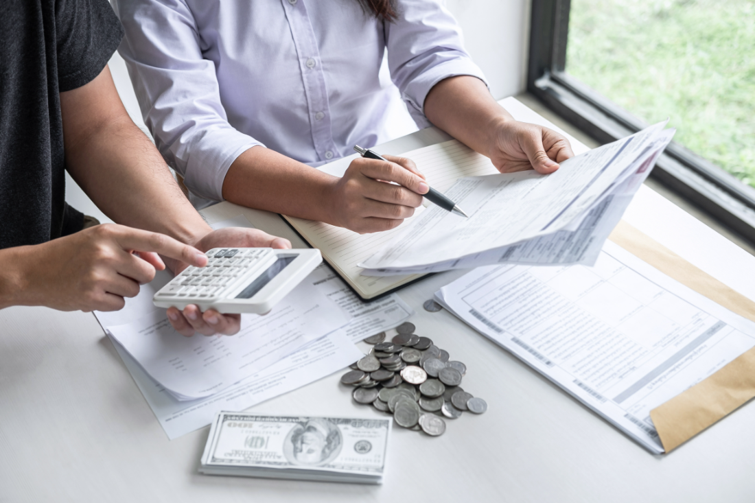 Équipe d'experts comptables travaillant avec des outils numériques modernes