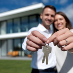 couple-heureux-maison-moderne-cles