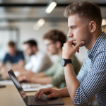 jeune-entrepreneur-ordinateur-coworking