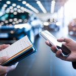 personne-chequier-smartphone-concessionnaire