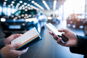 personne-chequier-smartphone-concessionnaire