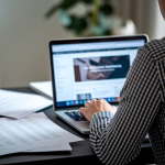 personne-dos-bureau-ordinateur-papiers