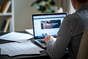 personne-dos-bureau-ordinateur-papiers