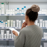 personne-dos-pharmacie-rayon-soins